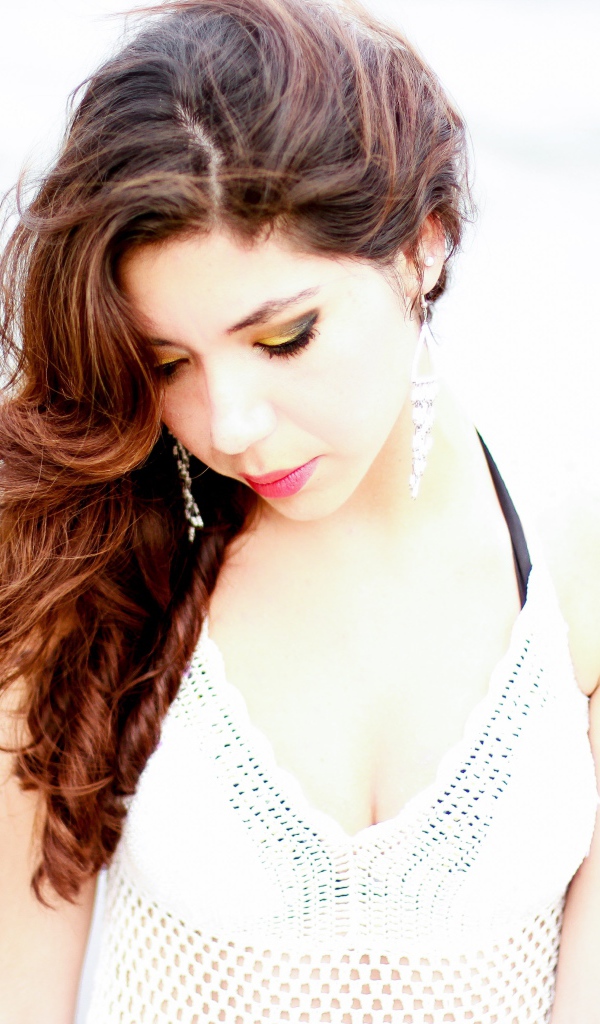 Молодая красивая девушка в белом