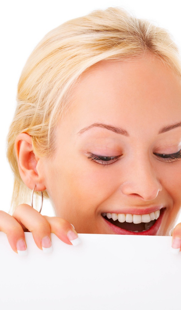 Молодая блондинка с красивой улыбкой на белом фоне