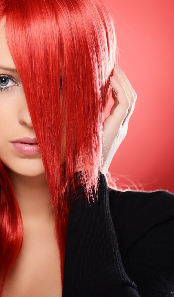 Молодая голубоглазая девушка с крашеными волосами