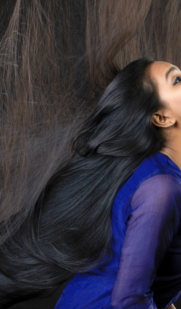 Молодая девушка брюнетка с длинными волосами 