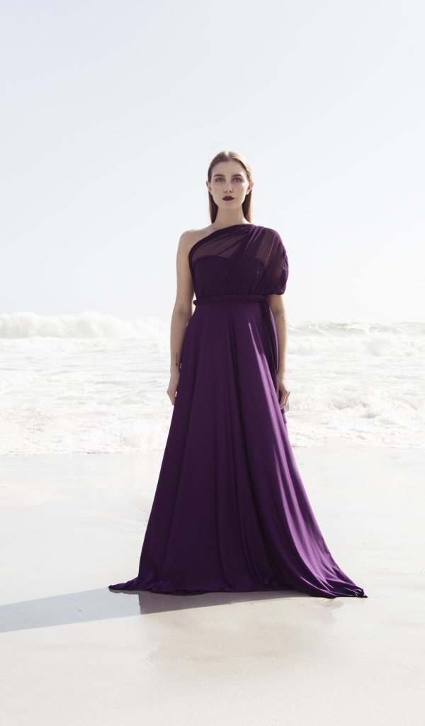 Молодая брюнетка в красивом фиолетовом платье