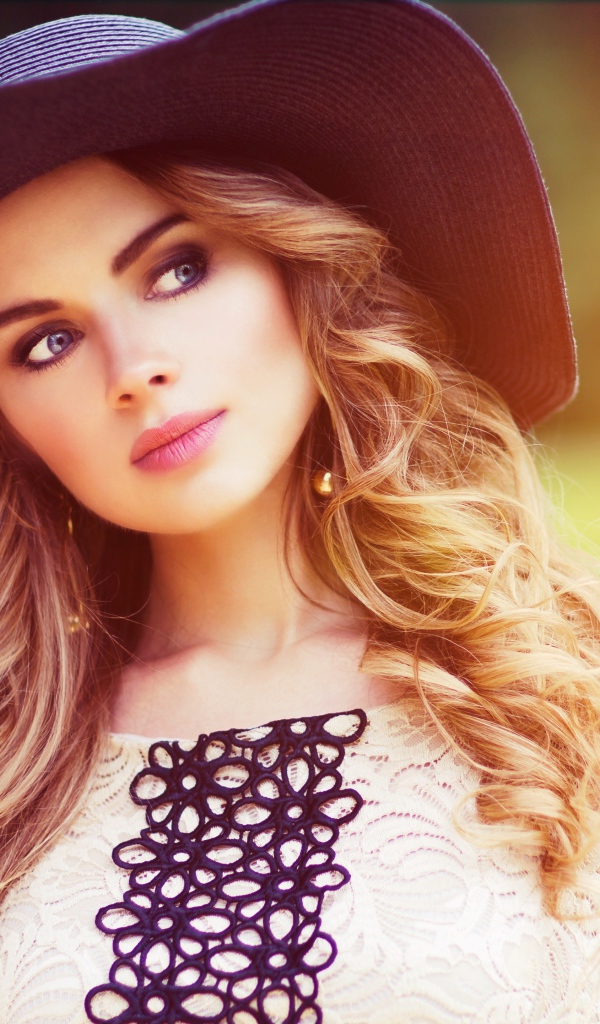 Молодая девушка в большой черной шляпе