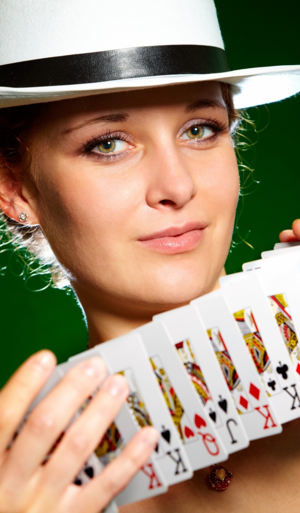 Молодая девушка в шляпе с картами в руках