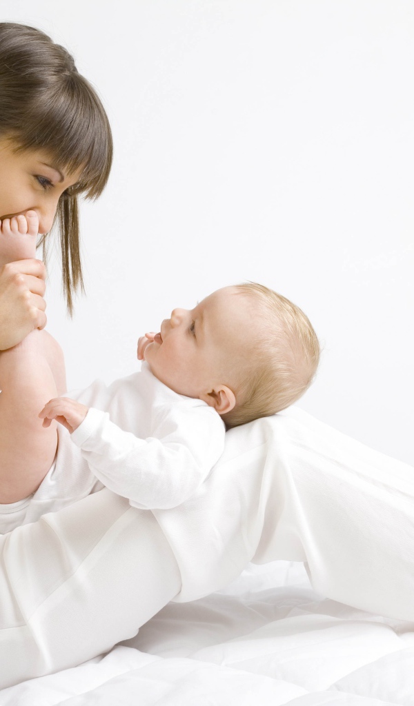 Молодая девушка в белом с младенцем