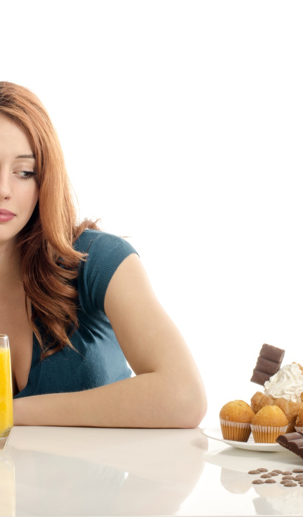 Молодая девушка на диете на белом фоне