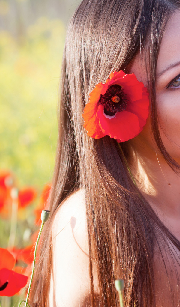 Молодая девушка с цветком красного мака в волосах