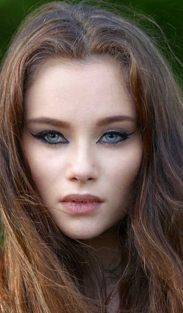 Молодая девушка с красивыми накрашенными глазами 