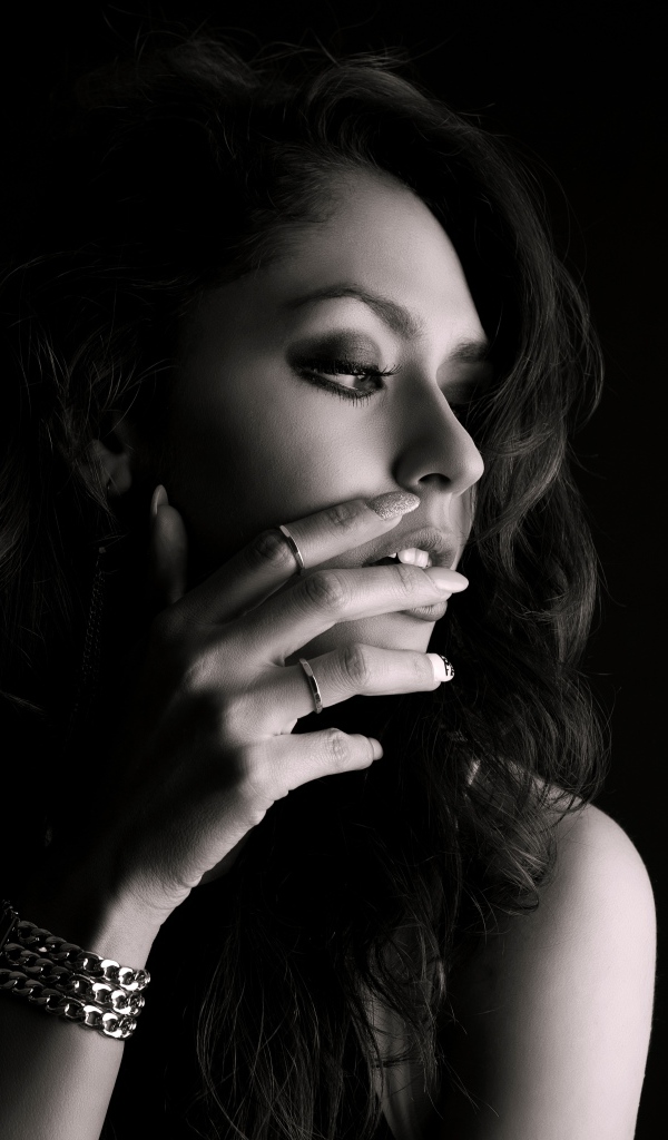 Молодая девушка с украшениями на руке черно-белое фото