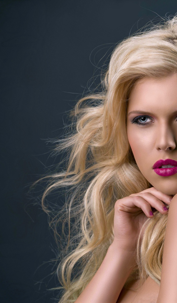 Молодая эффектная голубоглазая блондинка