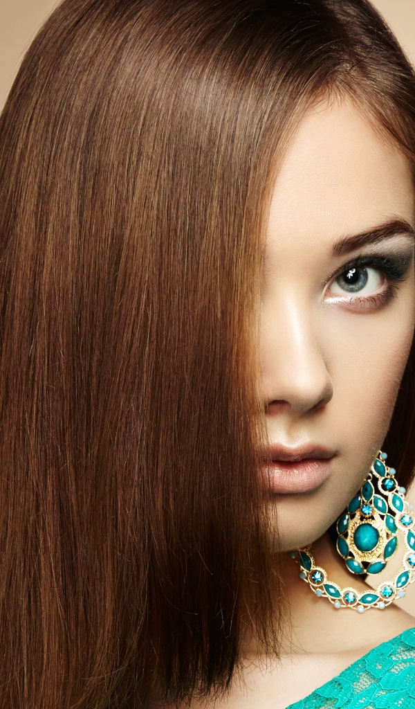 Молодая эффектная девушка с бирюзовыми серьгами