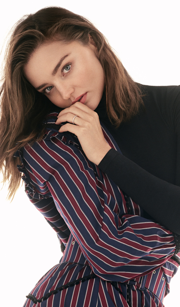 Милая девушка, модель Миранда Керр на белом фоне