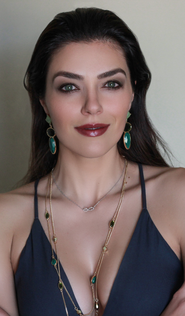 Американская модель Эдрианн Карри фото на сером фоне