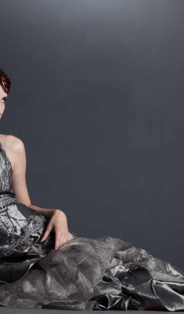 Американская модель Сьюзен Коффи в красивом платье на сером фоне