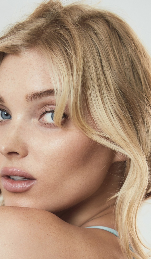 Красивая голубоглазая блондинка модель  Эльза Хоск