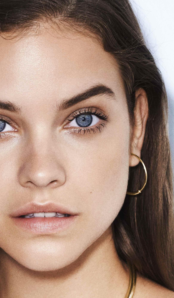 Красивая голубоглазая девушка шатенка, модель Барбара Палвин