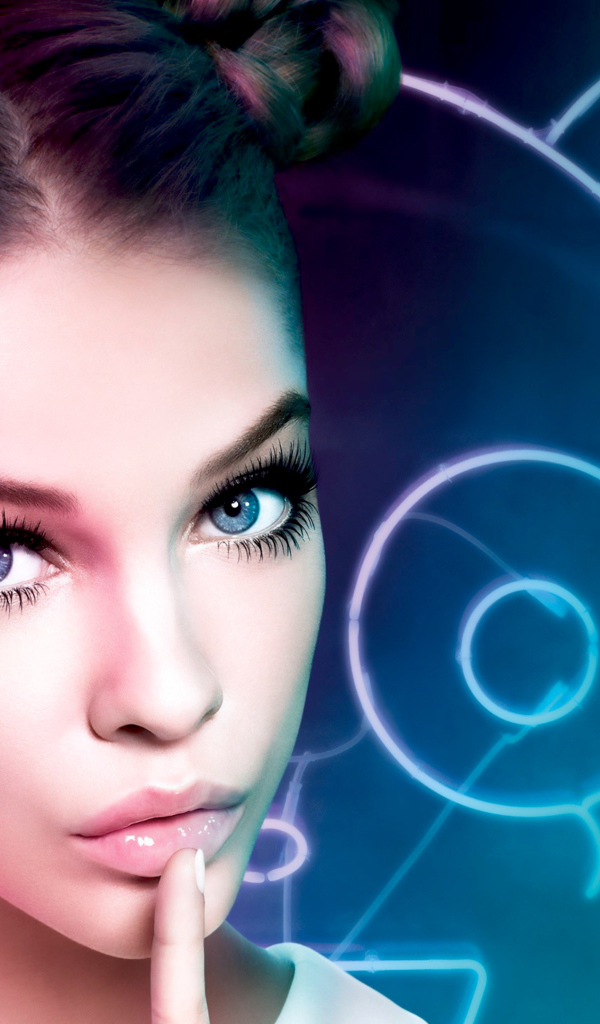 Красивая голубоглазая модель Барбара Палвин