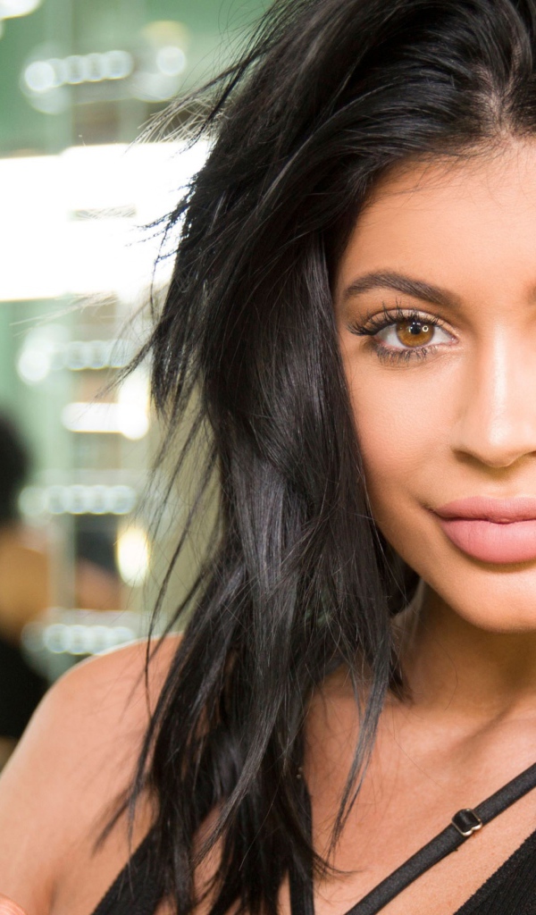 Красивая брюнетка, модель Кайли Дженнер с собакой