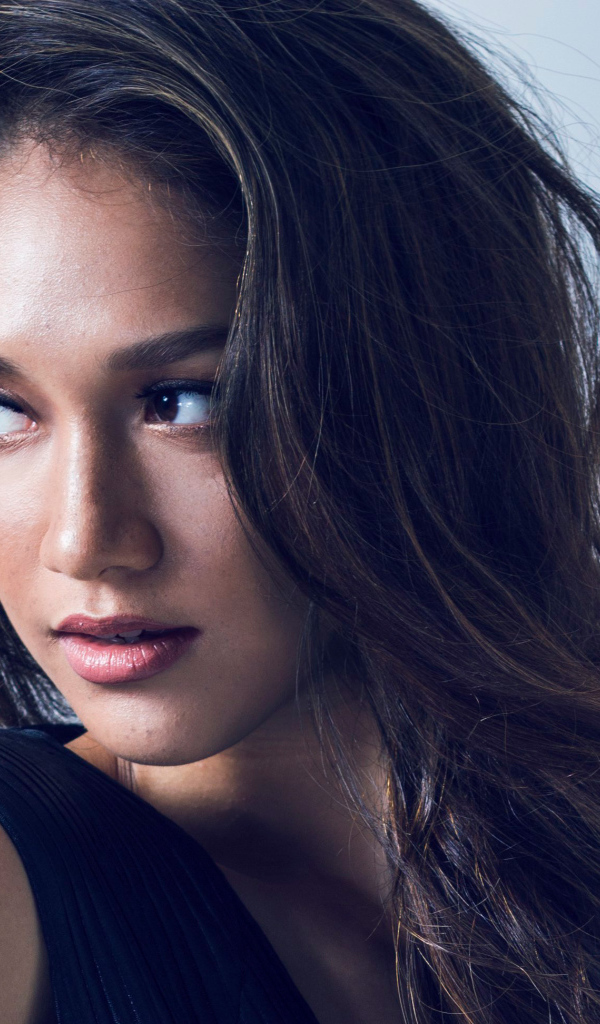 Красивая девушка филиппинская модель Моника Санта-Мария