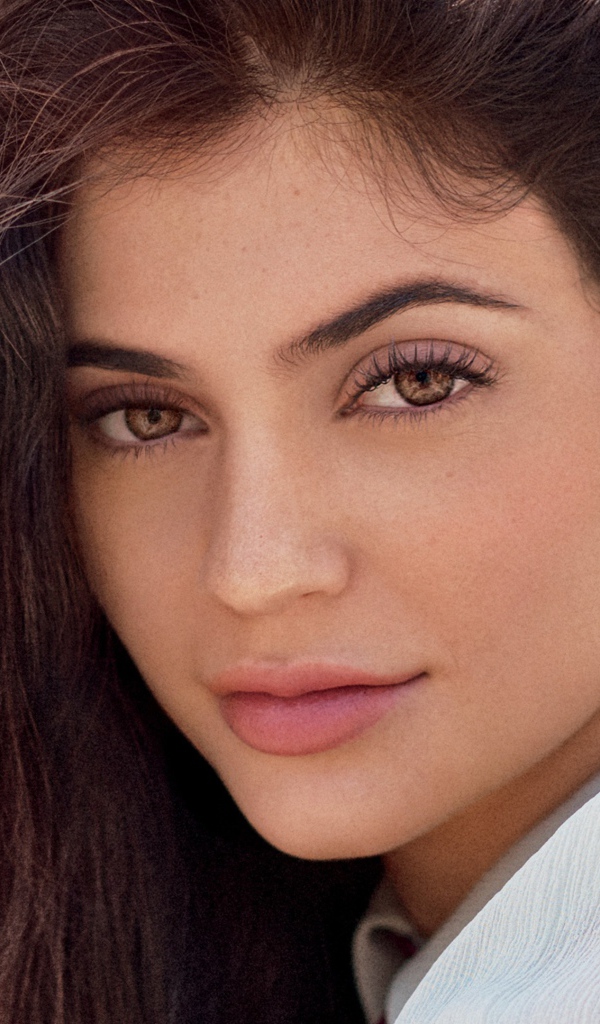 Кареглазая брюнетка модель Кайли Дженнер