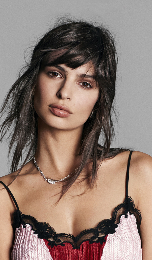 Брюнетка, модель Эмили Ратайковски фото на сером фоне