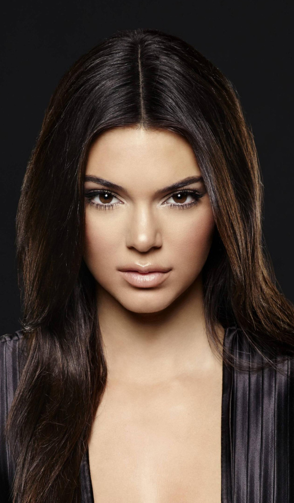 Горячая брюнетка, модель Кендалл Дженнер фото на черном фоне