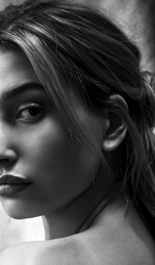 Модель Хейли  Болдуин черно белое фото