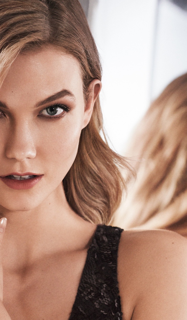 Супермодель Карли Клосс с кольцами на руке