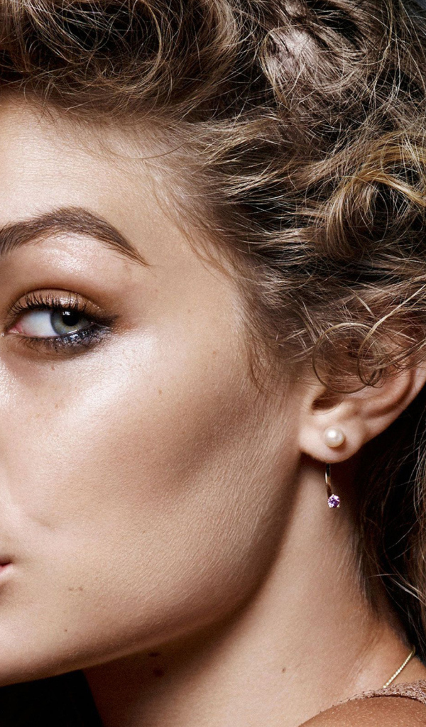 Молодая стильная модель Джиджи Хадид, 2018