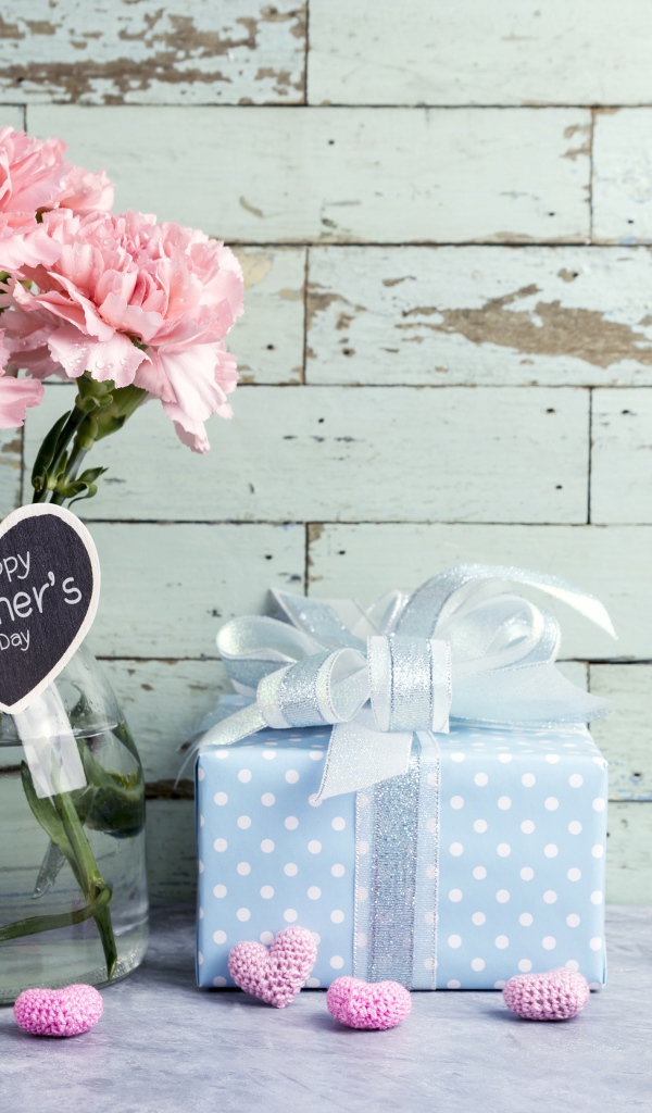 Букет розовых гвоздик и подарок на День матери 