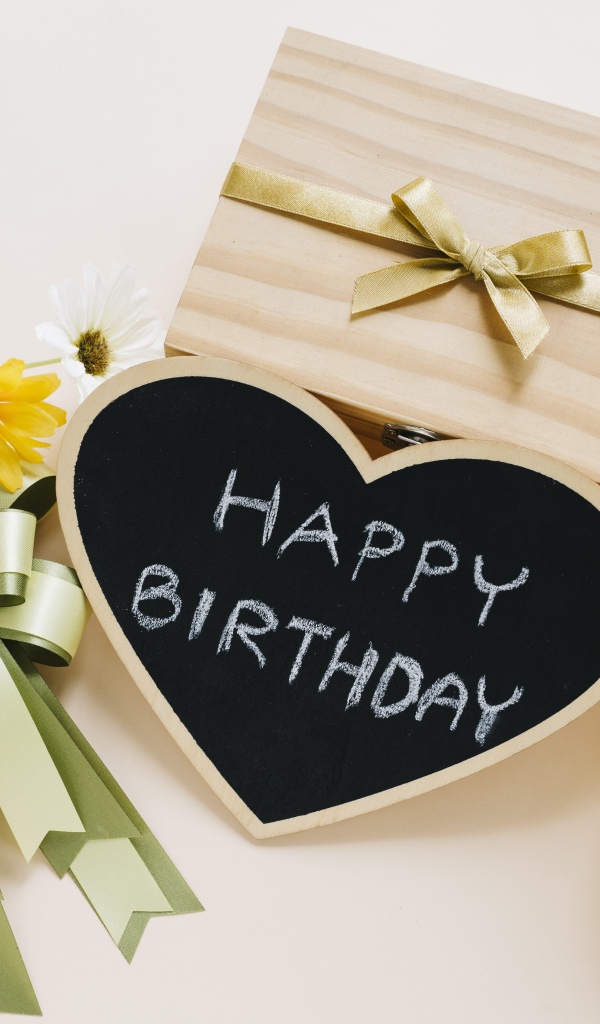 Подарок и желтые тюльпаны на день рождения 