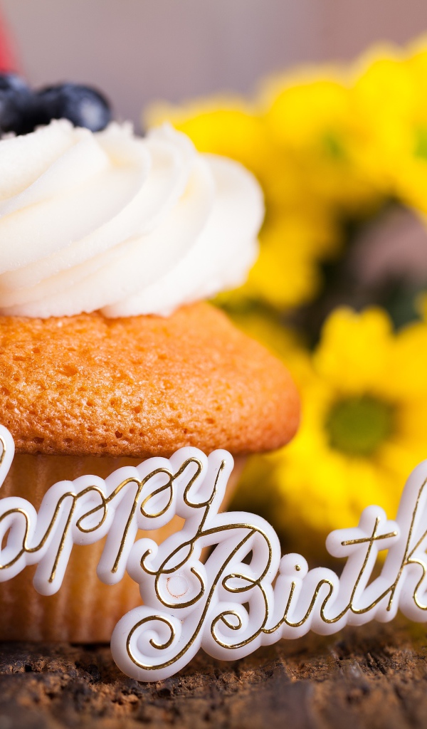 Надпись с днем рождения с праздничным кексом