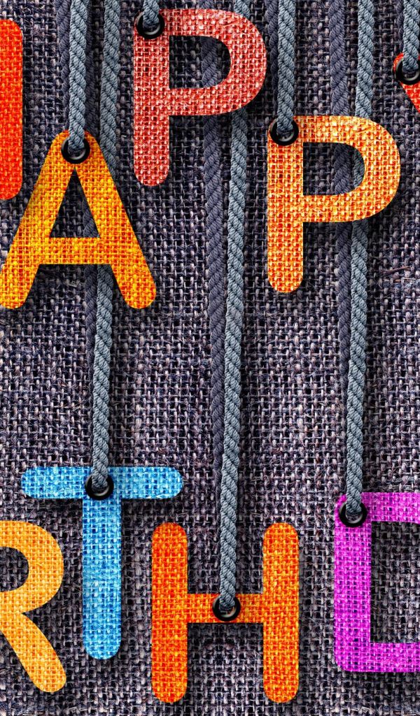 Буквы надписи Happy Birthday на ниточках