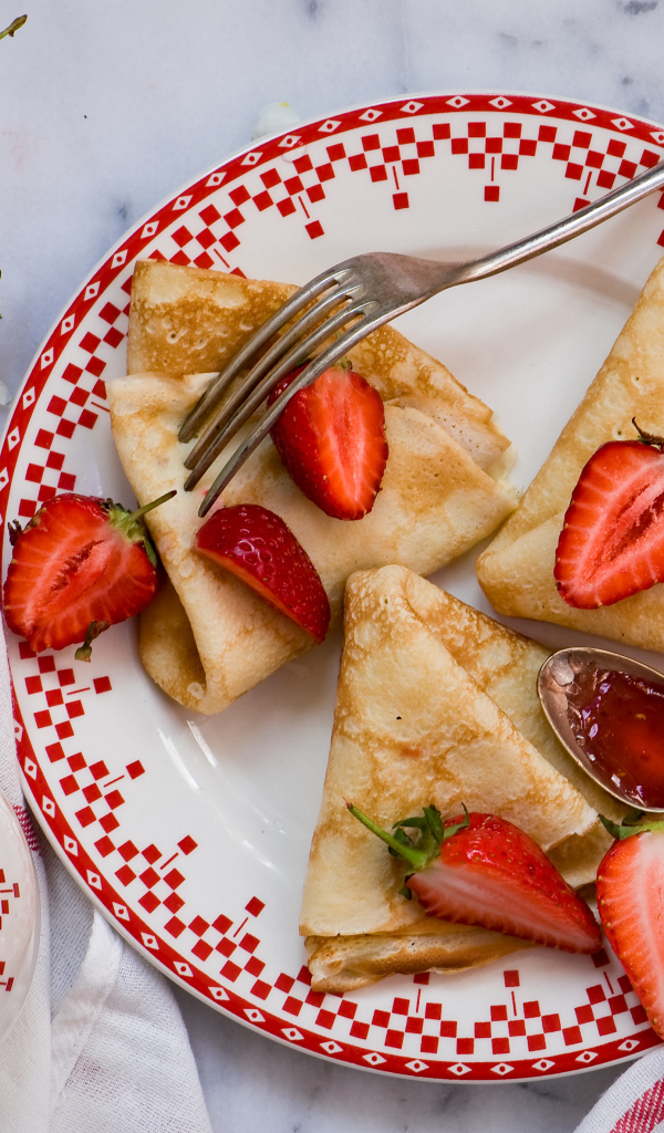 Аппетитные блины с клубникой на Масленицу