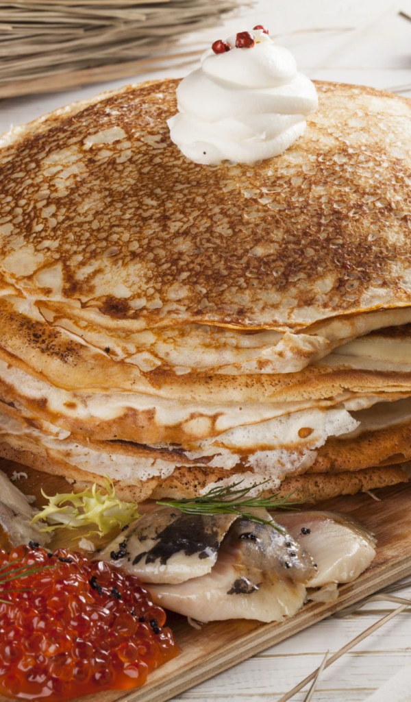 Вкусные блины с рыбой и красной икрой угощения на праздник Масленица