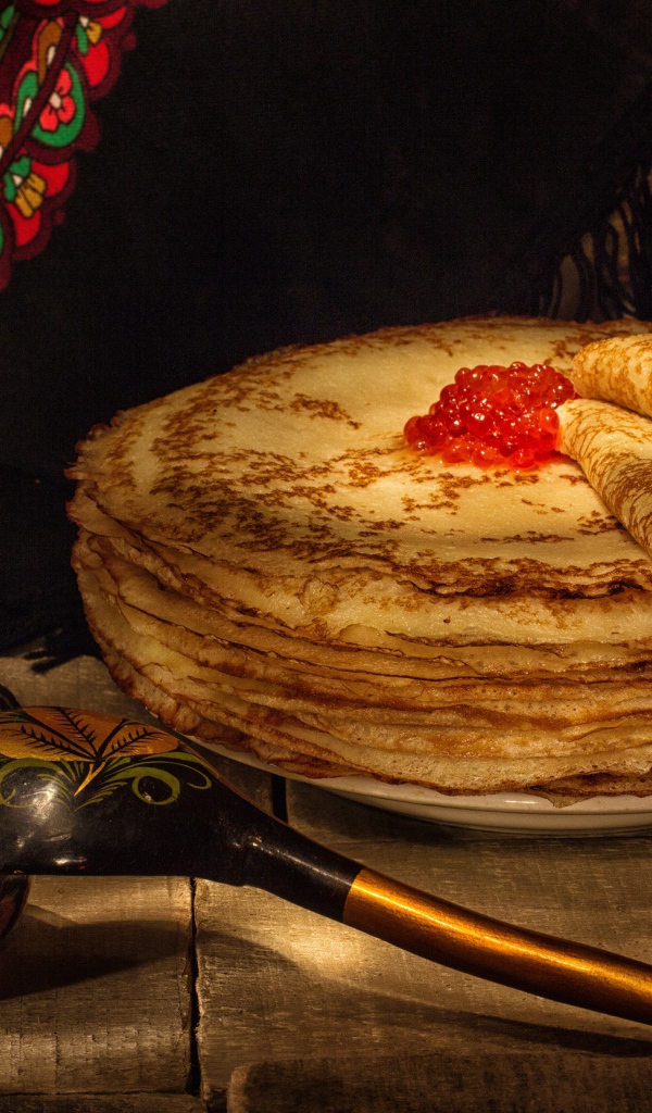 Вкусные блины с красной икрой и сметаной на русский праздник Масленица 2019 