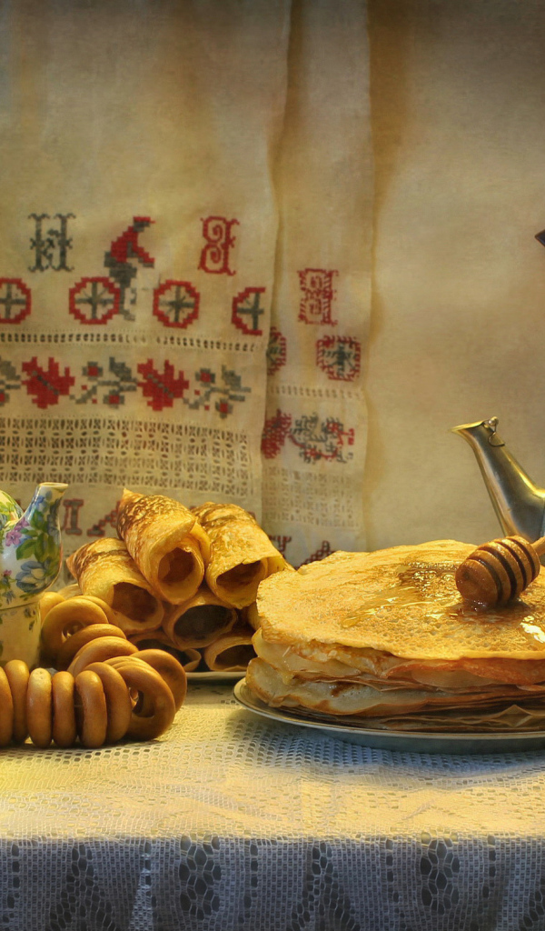 Праздничный стол с блинами и баранками на праздник Масленица