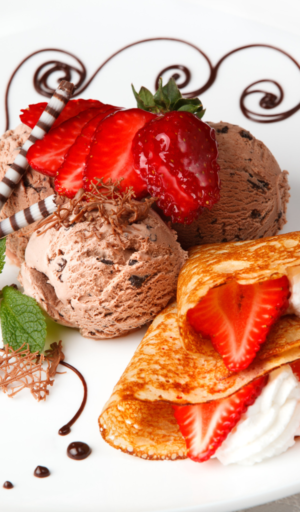 Блин с клубникой, сливками и шариками мороженого на Масленицу