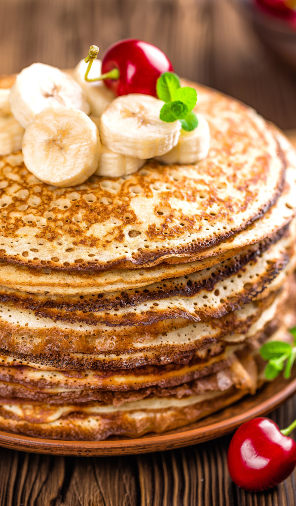 Блины с бананами и черешней на праздник Масленица