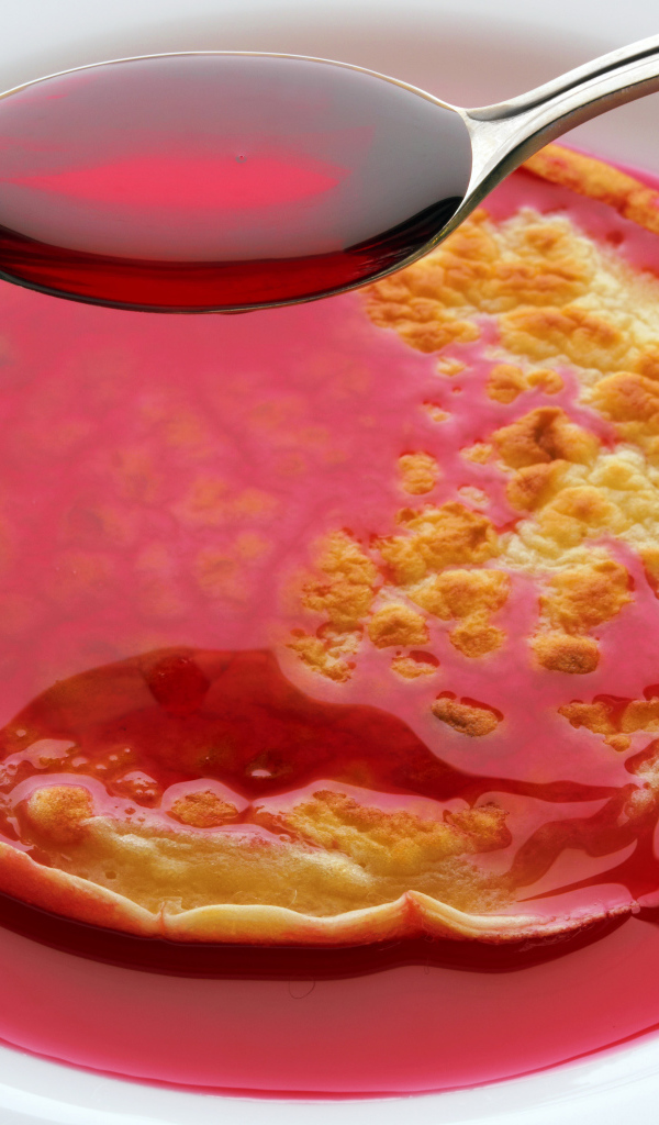 Блины с ягодным сиропом на белом фоне на праздник Масленица 2018