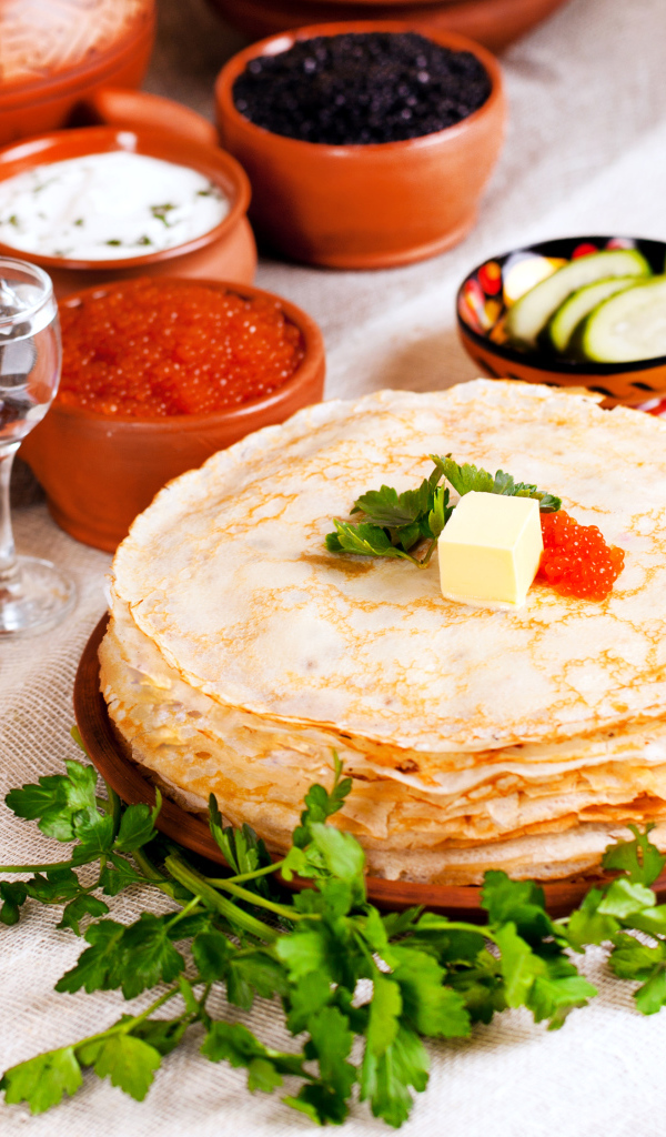 Блины с красной икрой на праздничном столе на Масленицу 2018