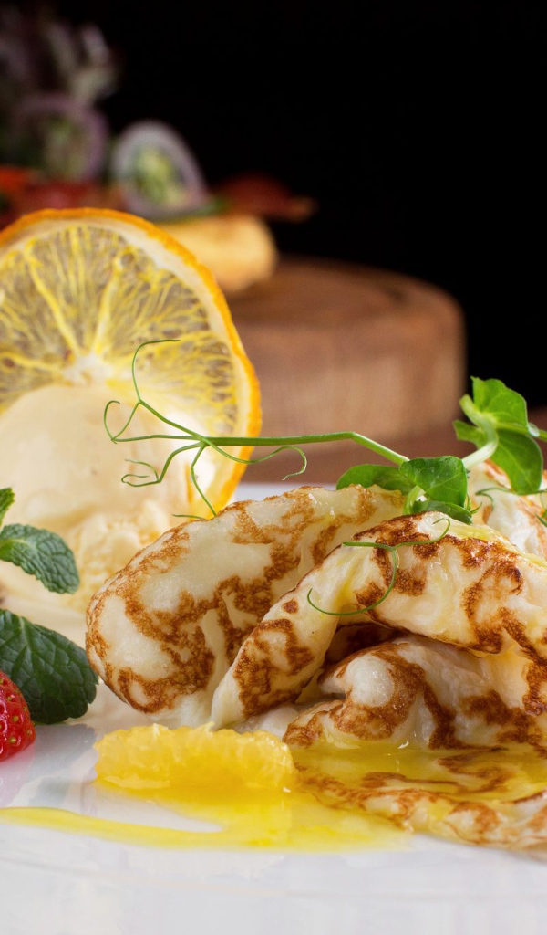 Блины с клубникой и лимоном на Масленицу