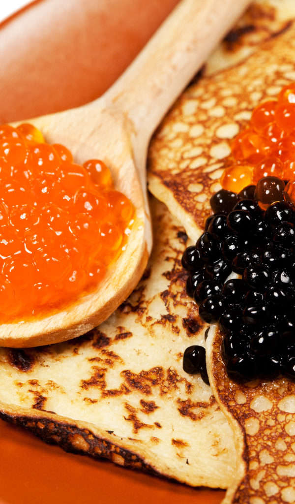 Румяные аппетитные блинчики с красной и черной икрой на Масленицу