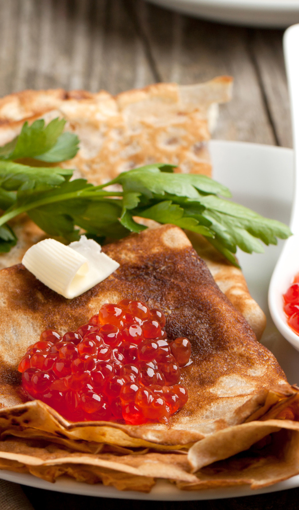 Румяные тонкие блины с красной икрой на Масленицу