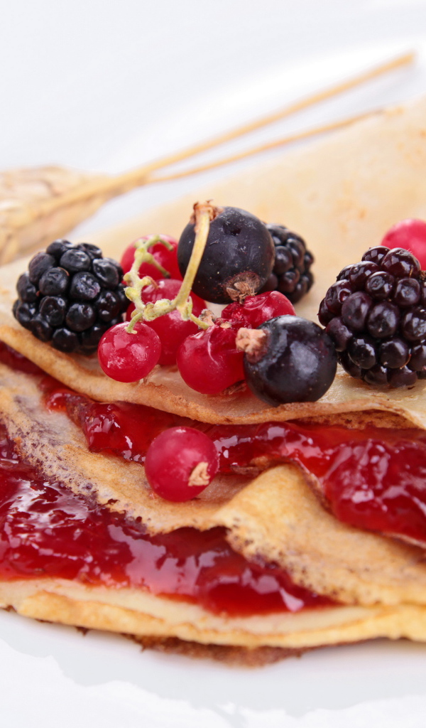 Тонкие блины с повидлом и свежими ягодами на Масленицу