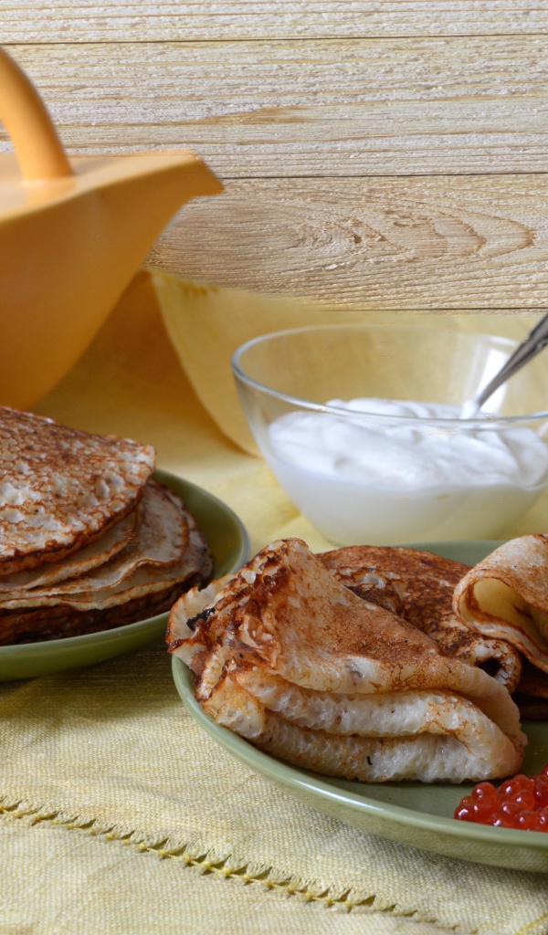Тонкие блины с красной икрой на праздник Масленица