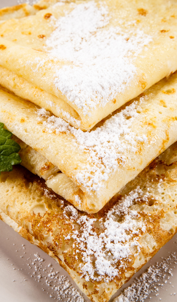 Тонкие блинчики с сахарной пудрой и листиком мяты на Масленицу 2018