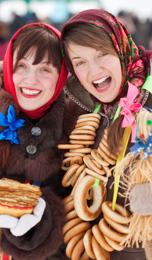 Две девушки с блинами и баранками на Масленицу