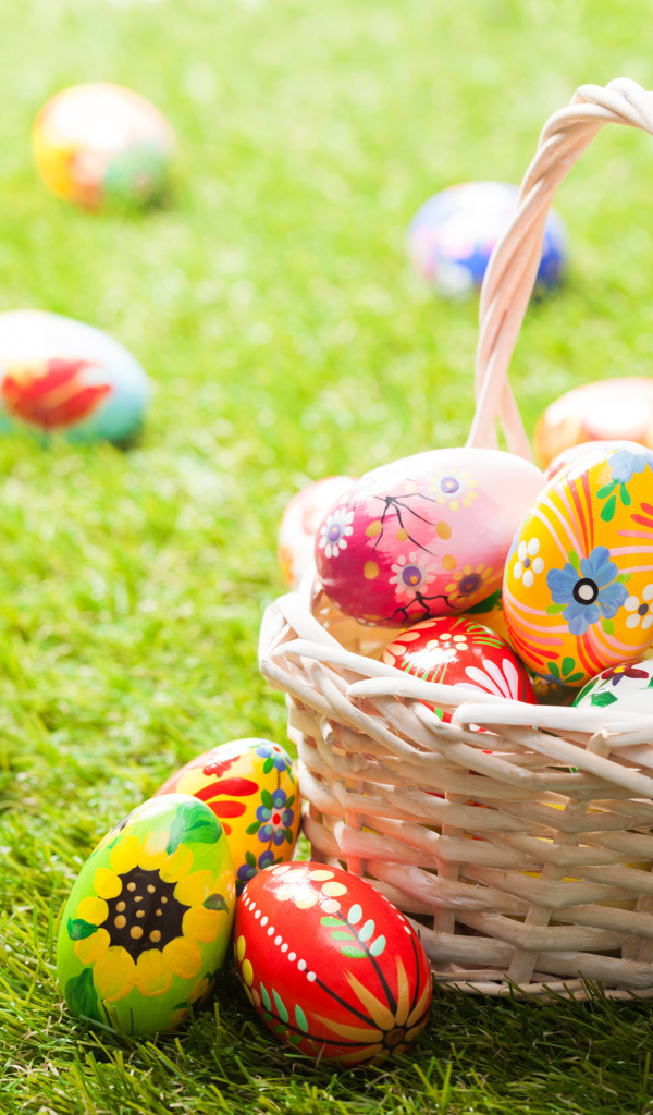 Корзина разукрашенных пасхальных яиц в корзине на Пасху