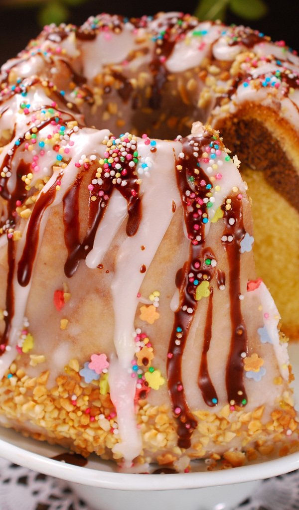 Красивый пасхальный кулич с глазурью на праздник Пасха