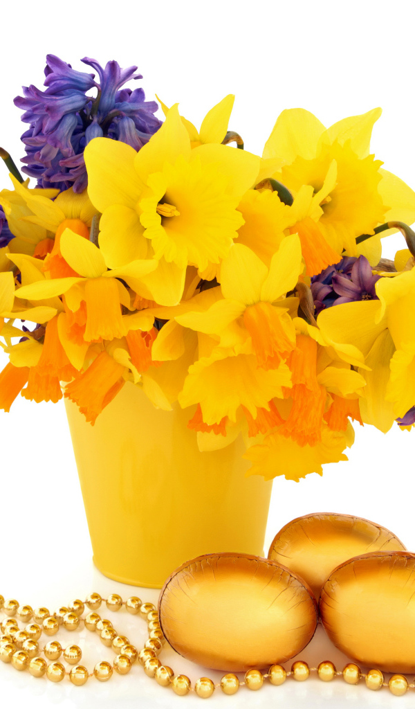 Букет нарциссов в гиацинтами на белом фоне с золотыми яйцами